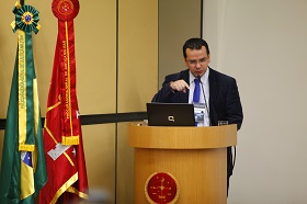 Especialista colombiano palestra sobre a defesa penal efetiva em um sistema acusat&oacute;rio