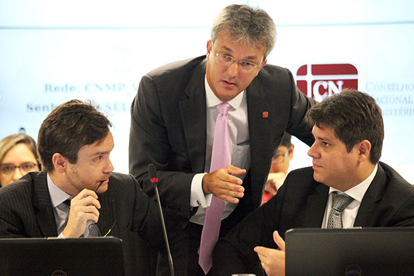 Conselheiro Walter Agra (centro)