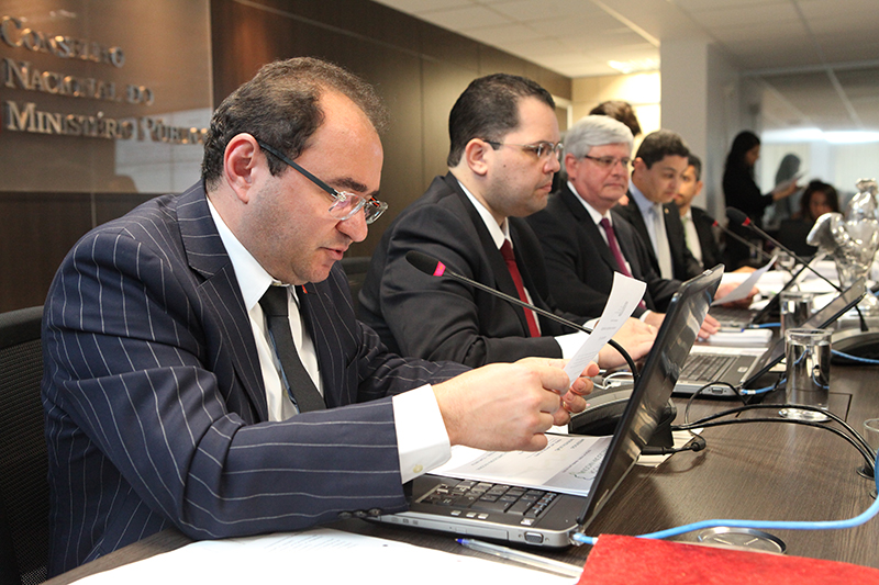 Conselheiro Cl&aacute;udio Portela (esq.)