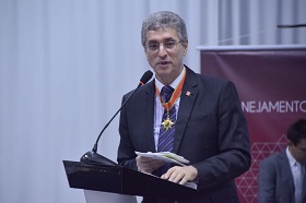 Conselheiro Orlando Rochadel recebe medalha de Ordem do M&eacute;rito