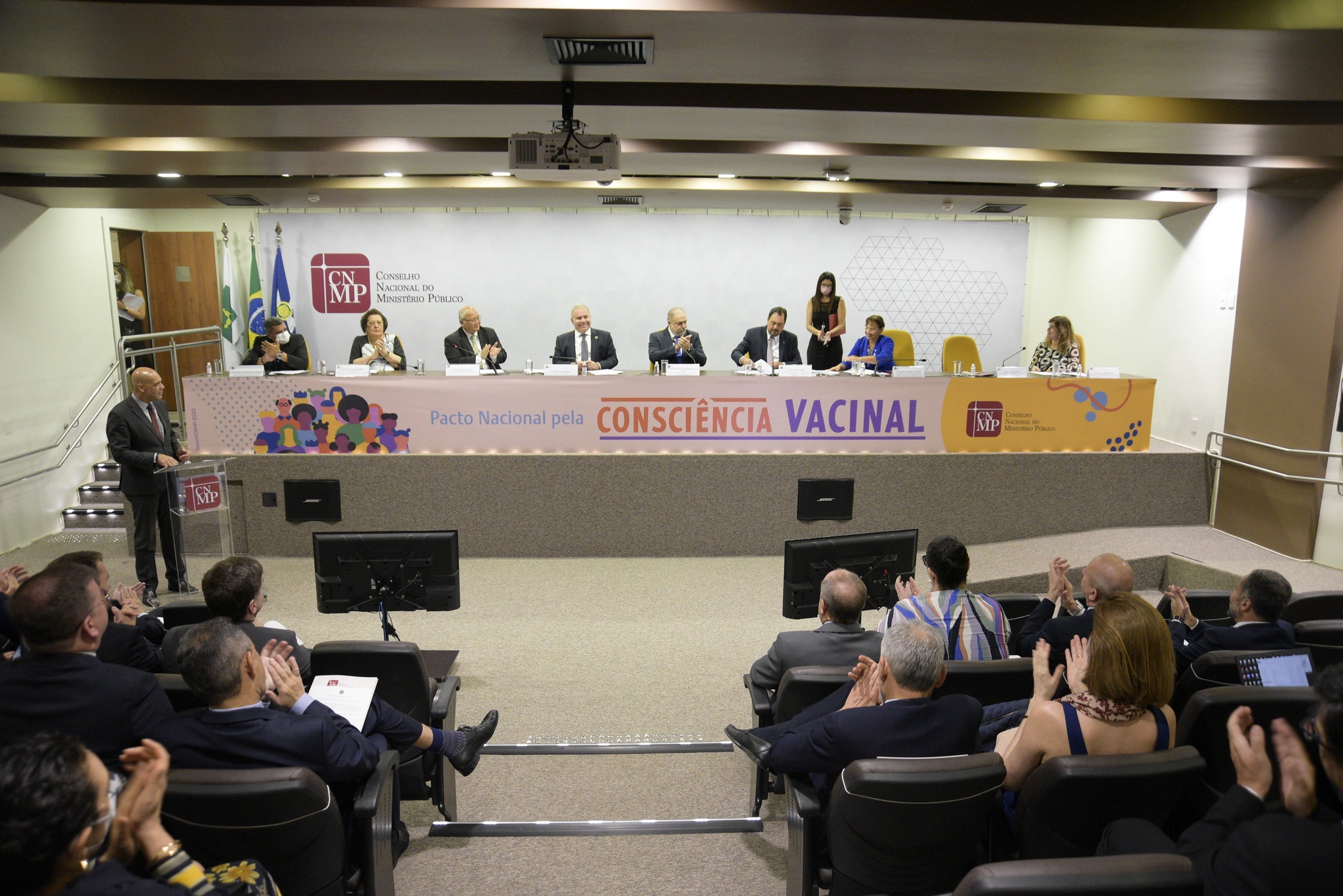 Presidente do CNMP, presidente da Comissão da Saúde do CNMP, procuradores-gerais de Justiça e autoridades do SUS assinam Pacto pela Consciência Vacinal  