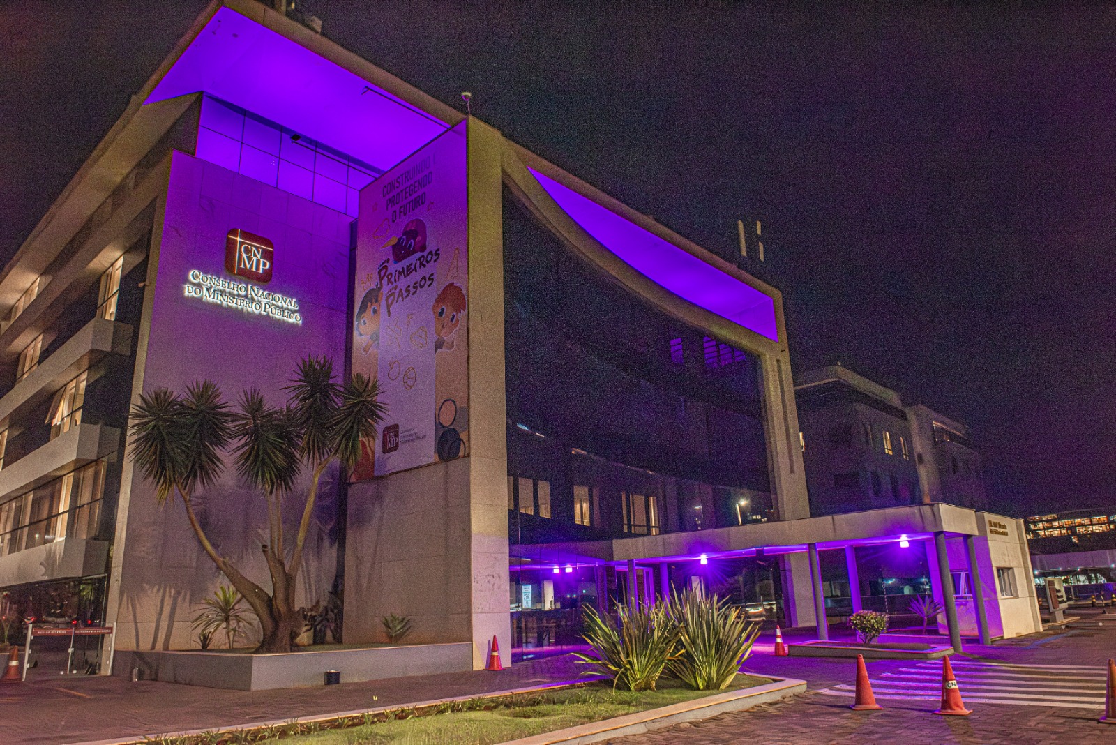 CNMP ilumina a sede com a cor lilás para chamar a atenção do Mês da Mulher e da promoção por igualdade de gênero 
