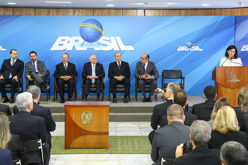 Cerim&ocirc;nia de assinatura