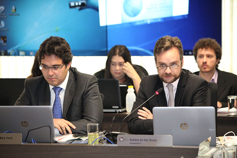 Conselheiro Gustavo Rocha (dir.)