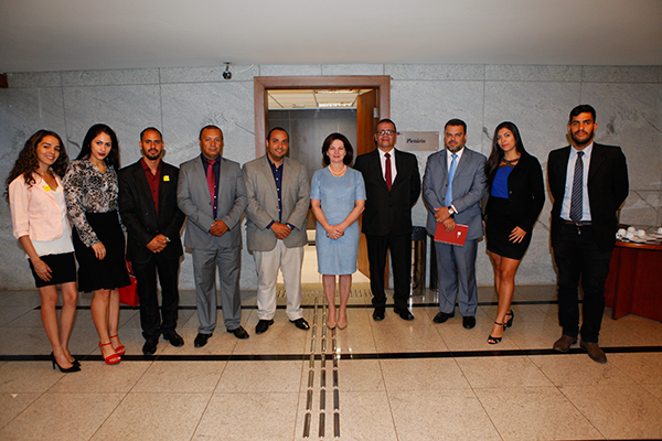 Estudantes da Fortium e Raquel Dodge