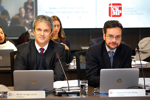 Conselheiro Gustavo Rocha (dir.)