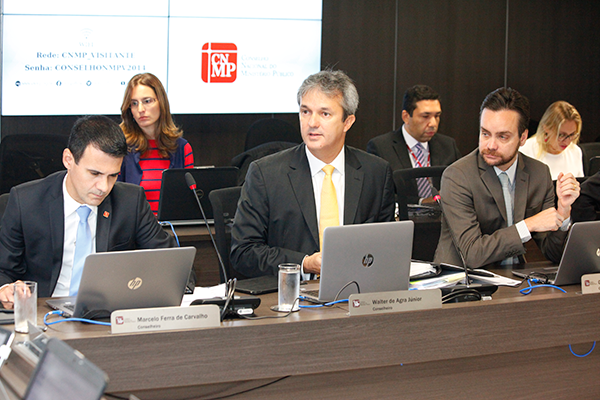 Conselheiro Marcelo Ferra (esq.)