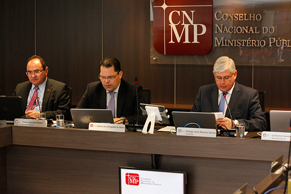 Conselheiro Cl&aacute;udio Portela (esq.)