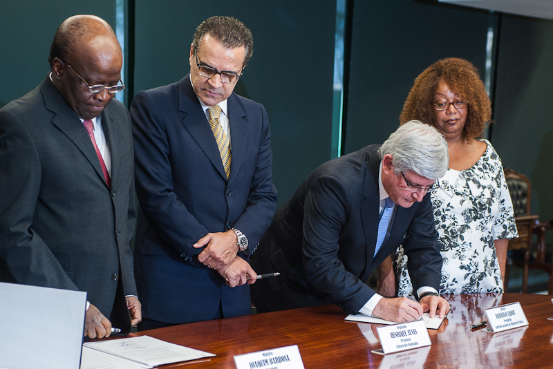 assinatura de acordo sobre sistema prisional