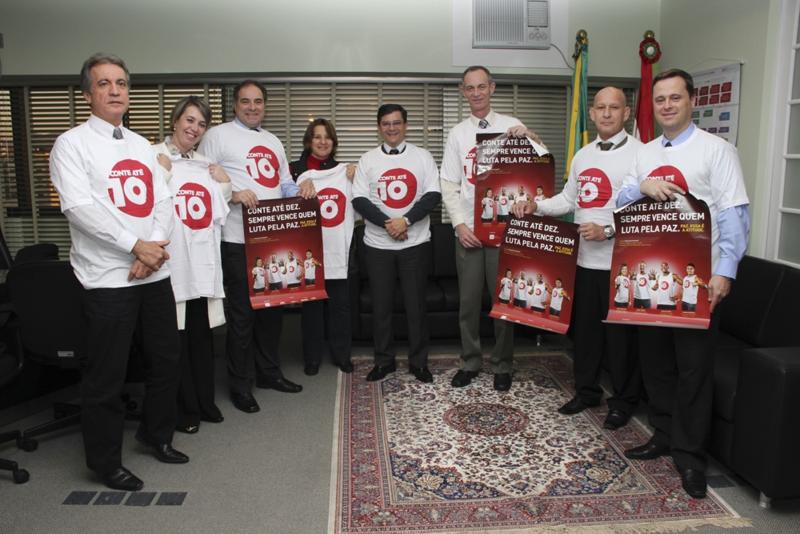 foto da entrega de material à Policia Civil de Santa Catarina