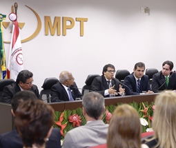 mesa da solenidade de posse